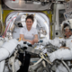 Cristina Koch (centro( junto a sus compañeros Nick Hague y Anne McClain en su traje de astronauta preparándose para el paseo que realizaron el pasado 22 de marzo.